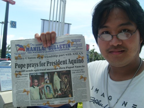 Ang dyaryo ng araw noong magkaroon ng maling balita sa hapon na patay na si Tita Cory.  Nasa gitna ng pananalangin para sa kalusugan ng bayan ang mga tao.  Mula sa Sinupan ng Aklatang Xiao Chua.