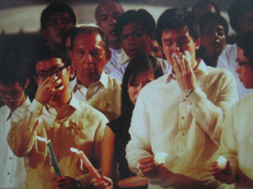 Ang mga apo ni Tota Cory habang nagluluksa.  Mula sa Cory Magic:  Her People's Stories.