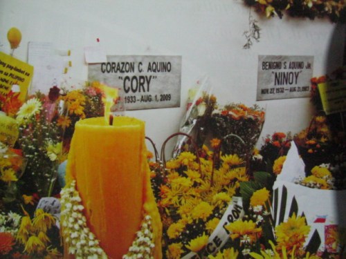 Magkasama na sa kanilang puntod sa Manila Memorial Park sina Ninoy at Cory.