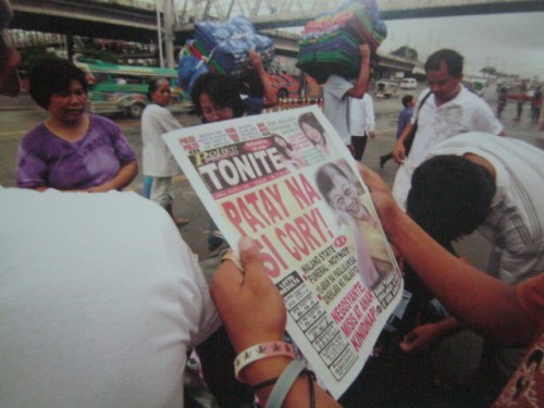 Ang masamang balita.  Mula sa Cory Magic:  Her People's Stories.