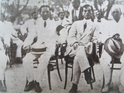 Quezon at Osmena.  Mula sa Manuel Luis Quezon nina Edgardo J. Angara at Sonia P. Ner.