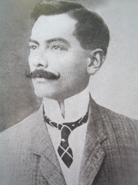 Si Quezon bilang Majority Floor Leader.  Mula sa Manuel Luis Quezon nina Edgardo J. Angara at Sonia P. Ner.