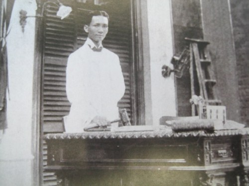 Si Quezon bilang Ispiker ng Kapulungang Pilipino.  Mula sa Manuel Luis Quezon nina Edgardo J. Angara at Sonia P. Ner.