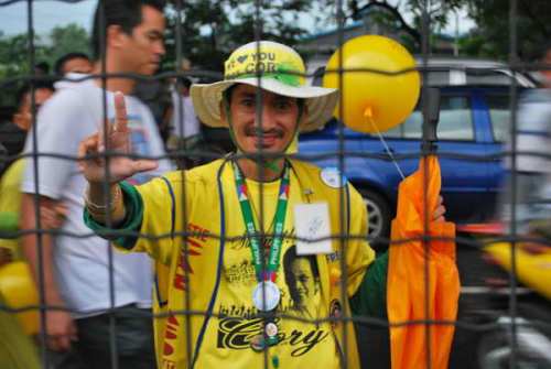 Isang mamang nagla-Laban sign.  Kuha ni Camille Eva Marie Conde.