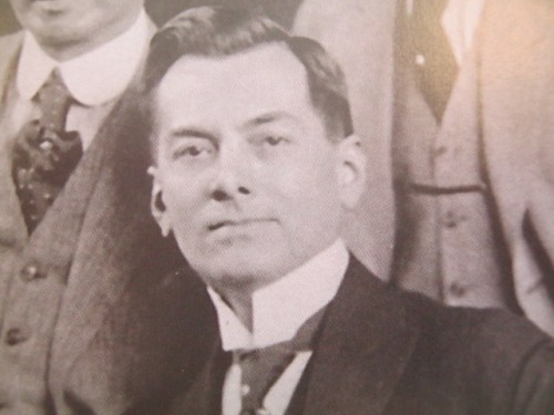 Ang gwapong mestisuhin na tinawag na "Kastila" bilang Resident Commissioner ng Pilipinas sa Estados Unidos.  Mula sa Manuel Luis Quezon nina Edgardo J. Angara at Sonia P. Ner.