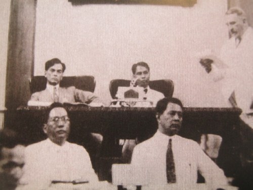 Si Quezon bilang Pangulo ng Senado.  Mula sa Manuel Luis Quezon nina Edgardo J. Angara at Sonia P. Ner.