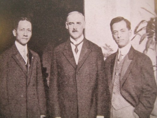 Si Osmena at Quezon kasama si Gobernador Heneral Francis Burton Harrison.  Mula sa Manuel Luis Quezon nina Edgardo J. Angara at Sonia P. Ner.