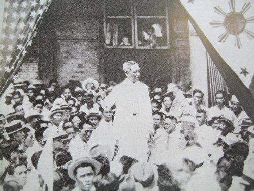 Si Osmena habang ikinakampanya ang Hare-Hawes-Cutting Act.  Mula sa Manuel Luis Quezon nina Edgardo J. Angara at Sonia P. Ner.