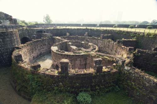 Baluarte de San Diego. Planong gawing watch tower (bantayan) ngunit hindi itinuloy, ibinaon sa lupa hanggang aksidenteng madiskubre noong 1979. Tinanggal ang lupa at muling isinaayos ng Intramuros Administration.