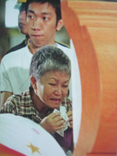 Isang aleng lubos na nalumbay sa pagkamatay ng pangulo.  Mula sa Cory Magic:  Her People's Stories.