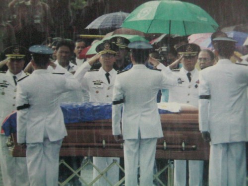 Nang sumaludo ang mga sundalo, bigla na lamang umulan.  Sa pagbaba ng kanilang kamay, tumigil ang ulan.  Mula sa Philippine Graphic.