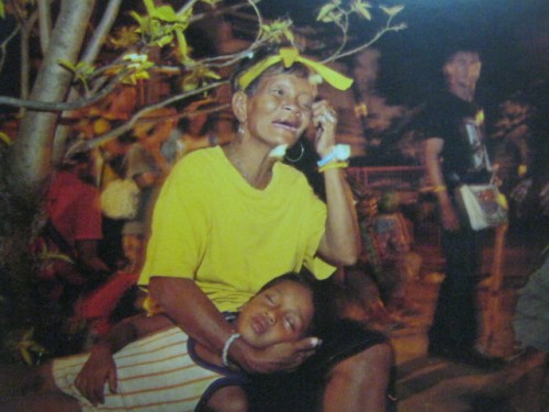 Ina at anak na nagdadalamhati.  Mula sa Cory Magic:  Her People's Stories.