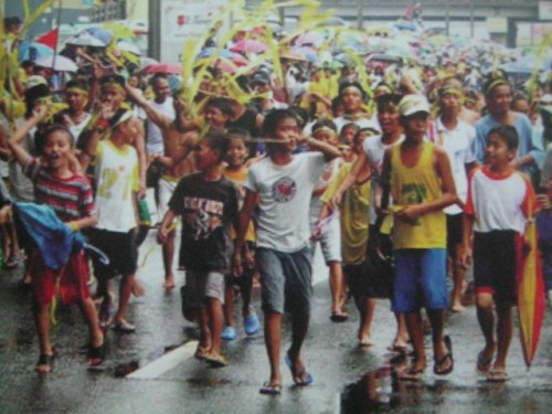 Hindi man naabutan ang EDSA, ang mga kabataan ay nakiramay/nakiusyoso din.  Mula sa Doon Po Sa Amin.