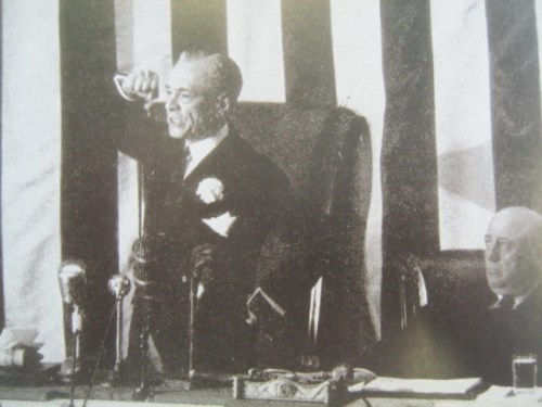 Si Pangulong Quezon habang nagsasalita sa Kongreso ng Amerika.  Mula sa Manuel Luis Quezon nina Edgardo J. Angara at Sonia P. Ner.