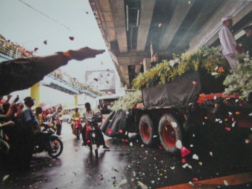 Ang pagdaan ng mga labi ni Tita Cory sa harapan ng POEA sa Ortogas cor EDSA kung saan siya nagpakita noong Himagsikang People Power sa EDSA noong 1986.  Mula sa Cory Magic:  Her People's Stories.