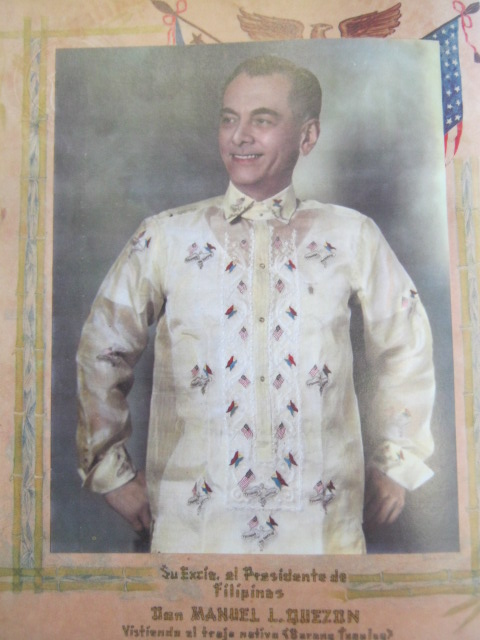 Si Quezon habang nagsusuot ng Barong Tagalog.  Mula sa Manuel Luis Quezon nina Edgardo J. Angara at Sonia P. Ner.