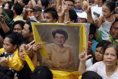 Ang larawan na iyon sa gitna ng mga tao.