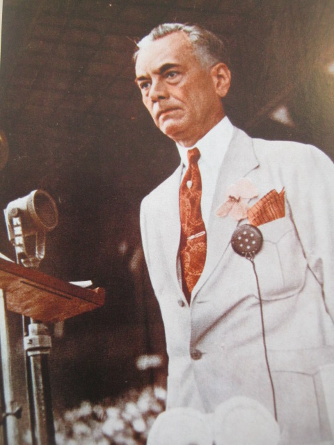 Isang larawan ni Quezon habang nagtatalumpati.  Mula sa Manuel Luis Quezon nina Edgardo J. Angara at Sonia P. Ner.