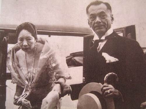 Si Quezon at kabiyak na si Aurora sa kanilang pagdating sa kanyang inagurasyon.  Mula sa Manuel Luis Quezon nina Edgardo J. Angara at Sonia P. Ner.