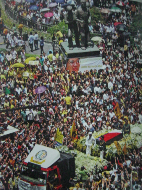 Nang magkasama ang monumento ni Ninoy at ng kabaong ng kanyang kabiyak.  Pareho na silang iniluklok ng bayan na mga bayani.  Mula sa Cory Magic:  Her People's Stories.