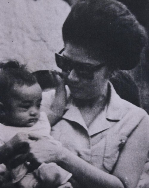 Imelda Marcos, s akanyang imahe bilang Ina ng Bayan.  Mula sa Compassion and Commitment.