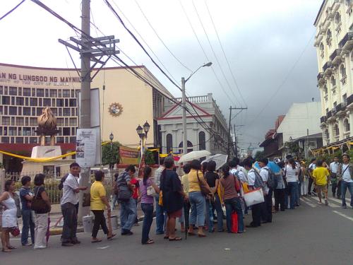 Ang haba ng pila mula sa Pamatasan ng Lungsod ng Maynila hanggang sa Katedral ng Maynila, ang dome nito ay makikita pa rin sa larawan, maliit na nga lang.  Mula sa Wikipedia.