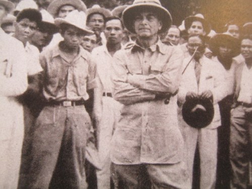 Si Quezon sa isa kanyang mga inspection trips.  Mula sa Manuel Luis Quezon nina Edgardo J. Angara at Sonia P. Ner.