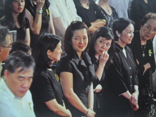 Sina Viel, Kris, Pinky at Ballsy, mga anak na babae ni Tita Cory, habang namamaalam sa kanya.  Mula sa Cory Magic:  Her People's Stories.