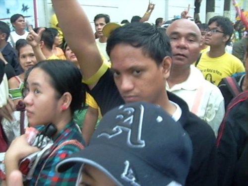 Si Kerby nang baklasin ng mga tao ang barikada.  Mula sa Koleksyon ng Sinupan ng Aklatang Xiao Chua.