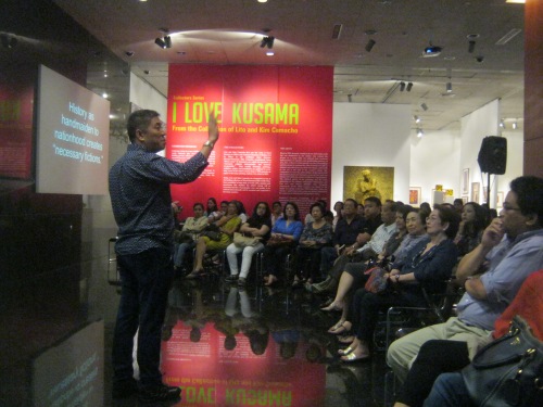 Si Ambeth Ocampo sa kanyang July 20, 2013 lecture sa Ayala Museum.  Kuha ni Xiao Chua.