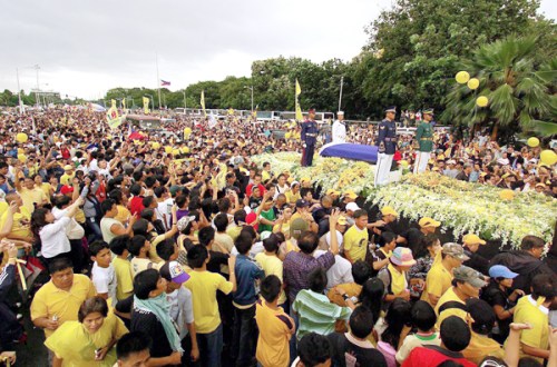 Ang bayan at si Tita Cory.  Mula sa thecouchpotato.info.