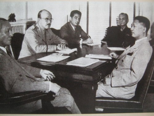 Ang Philippine Commonwealth Government-in-Exile.  Mula sa Manuel Luis Quezon nina Edgardo J. Angara at Sonia P. Ner.