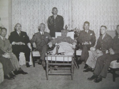 Si Quezon kasama ang kanyang gabineta sa kanyang sick bed.  Mula sa Manuel Luis Quezon nina Edgardo J. Angara at Sonia P. Ner.