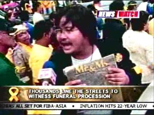 Si Xiao Chua habang kinakapanayam ng RPN-9 sa Luneta noong libing ni Tita Cory, sinasabi niya 1983 ULIT!  Mula sa RPN-9.