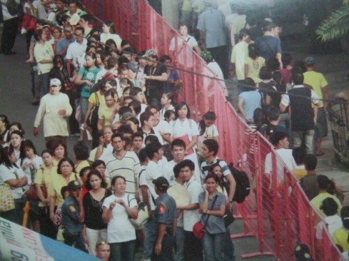Ang pagpila ng mga tao sa mga kalye ng lumang lungsod ng Maynila--Intramuros para kay Cory.