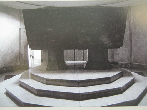 Quezon Sarcophagus.  Mula sa Manuel Luis Quezon nina Edgardo J. Angara at Sonia P. Ner.