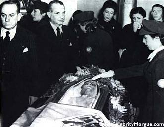 Ang mga tao habang nagwawala sa katawan kapag nakikita ang katawan ni Eva Peron, 1952.