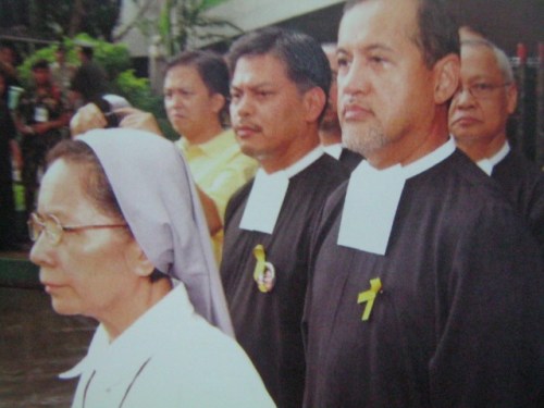 Sina Borther Armin Luistro at Brother Bernie Oca ng Christian Brothers ng De La Salle na nagpahiram ng kanilang gymnasium para kay Tita Cory.  Mula sa Paalam Cory.