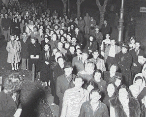 Ang pila ng mga tao upang makita ang katawan ni Eva Peron, 1952.