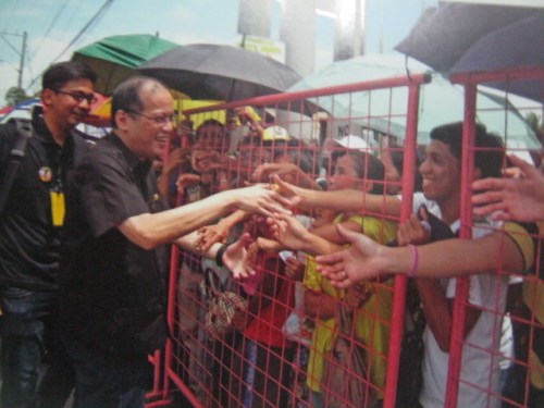 Si Noynoy Aquino habang inasasalamatan ang mga pumipila.  Mula sa Cory Magic:  Her People's Stories.