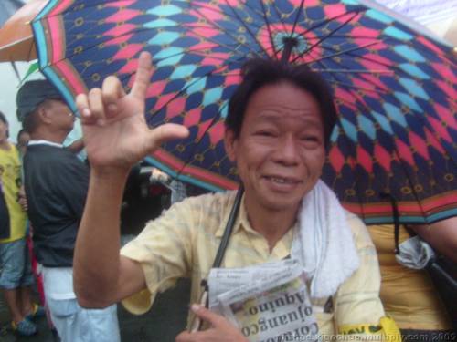 Mga hindi mo kakilala babatiin ka ng Laban sign.  Kuha ni Xiao Chua.