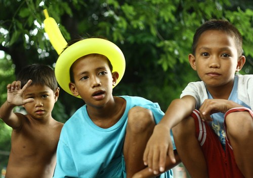 Mga batang nakikiramay.  Kuha ni Christian Lucas Sangoyo.