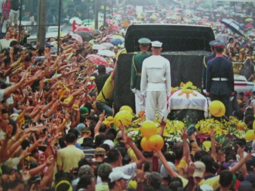 Si Cory sa gitna ng pagmamahal ng bayan.  Mula sa Cory Magic:  Her People's Stories.