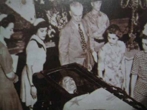 Si Quezon habang nakaburol sa Amerika.  Mula sa Quezon City Council:  History and Legacy.