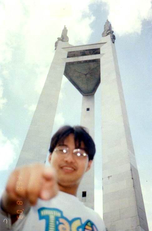 Si Xiao Chua sa harapan ng Quezon Memorial Monument.  Kuha ni Florenda Pangilinan mula sa Koleksyon ng Sinupan ng Aklatang Xiao Chua.
