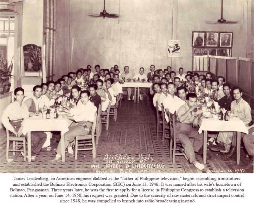 Mga empleyado ng Bolinao Electronics Corporation habang nagsasalo sa pagkain. Mula sa Nostalgia Manila.