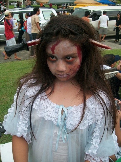 Si Gillianne Cowenn Manlutac Calma noong Undas 2010 sa Garden of the Ascension, Lungsod ng Tarlac.