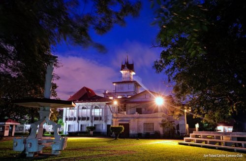 Ang Dambanang Pangkasaysayang Emilio Aguinaldo sa gabi. Kuha ni Jun Tulao ng Cavote Camera Club.