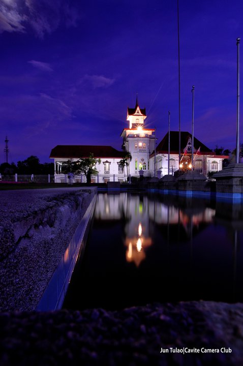 Ang Dambanang Pangkasaysayang Emilio Aguinaldo sa gabi. Kuha ni Jun Tulao ng Cavote Camera Club.