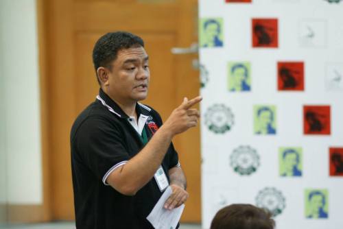 Prop. Dr. Lars Raymund Ubaldo noong DLSU History Department Teacher Training Workshop noong October 19, 2013. Kuha ng opisyal na potograpo ng De La Salle University Manila, Kuya Greg (Taga Litrato).